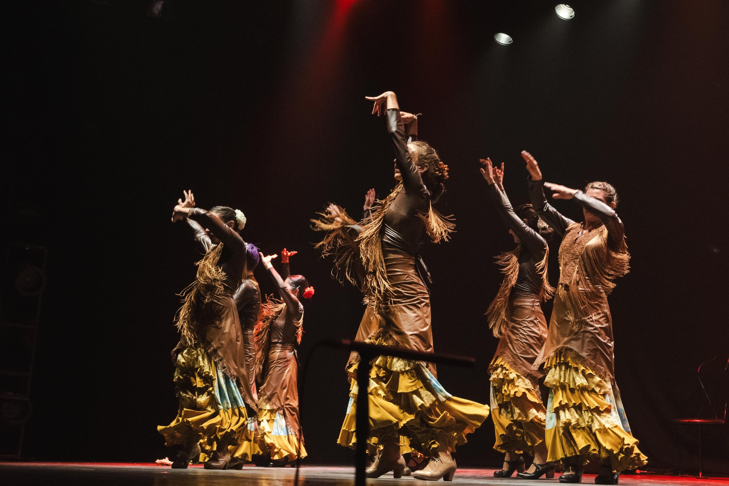 Bailaoras en escena con vestidos de flamenca dorados