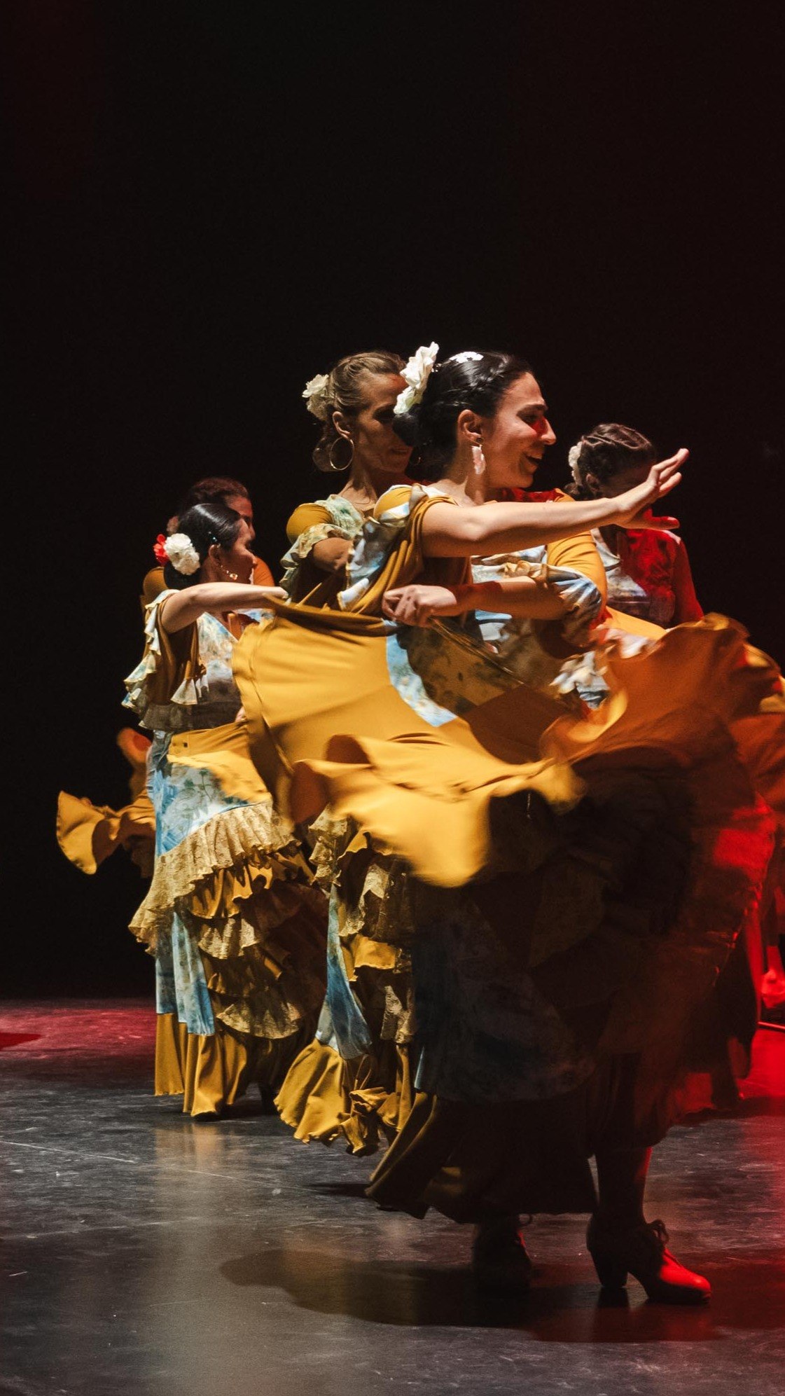 Bailaora despliega un mantón bordado sobre el escenario
