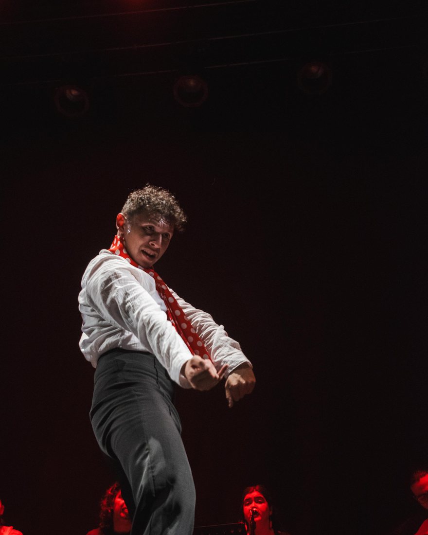 Martín bailando flamenco en escena con camisa blanca y pañuelo rojo de lunares