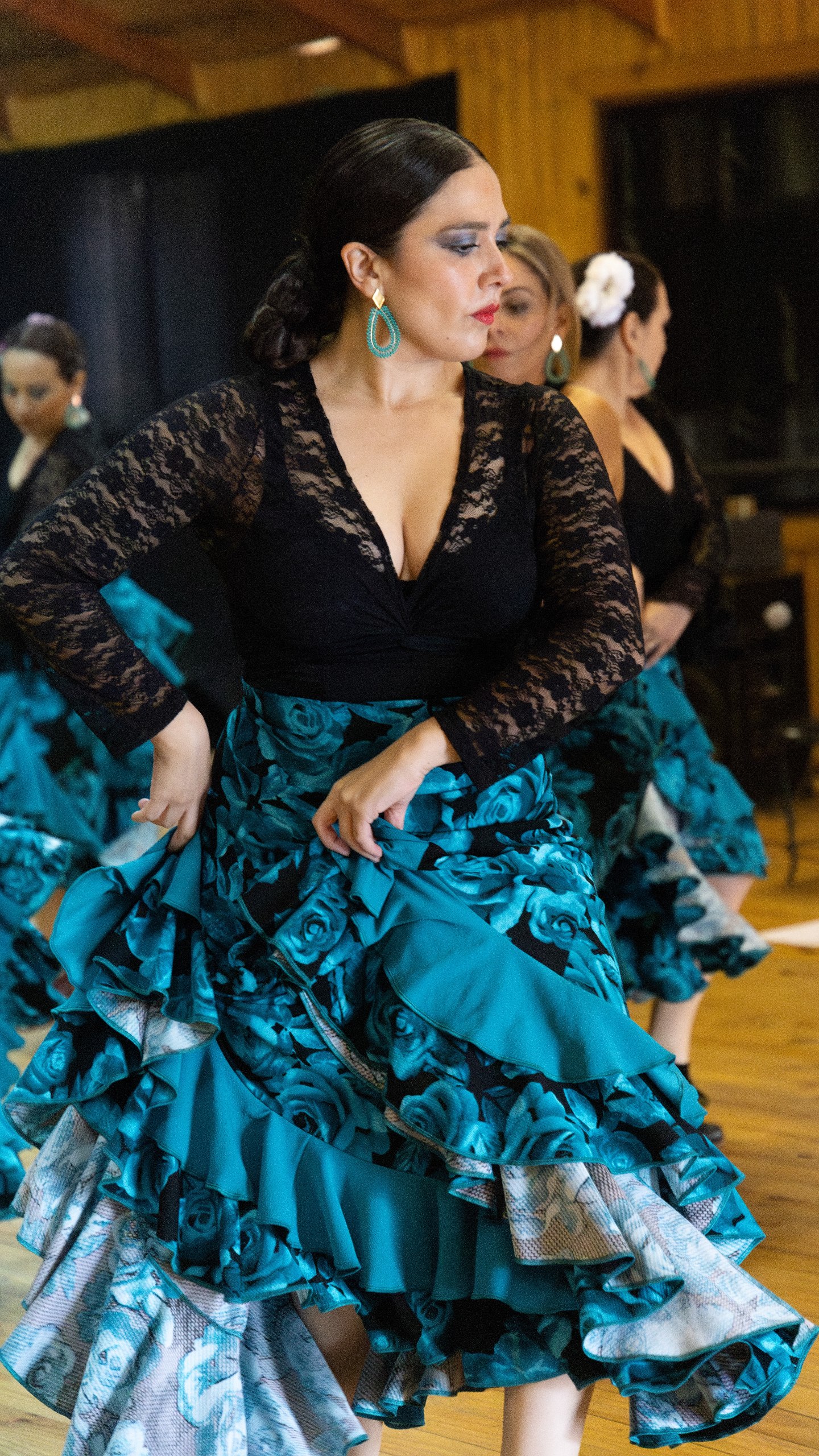 Bailaora en escena con vestido de flores turquesa